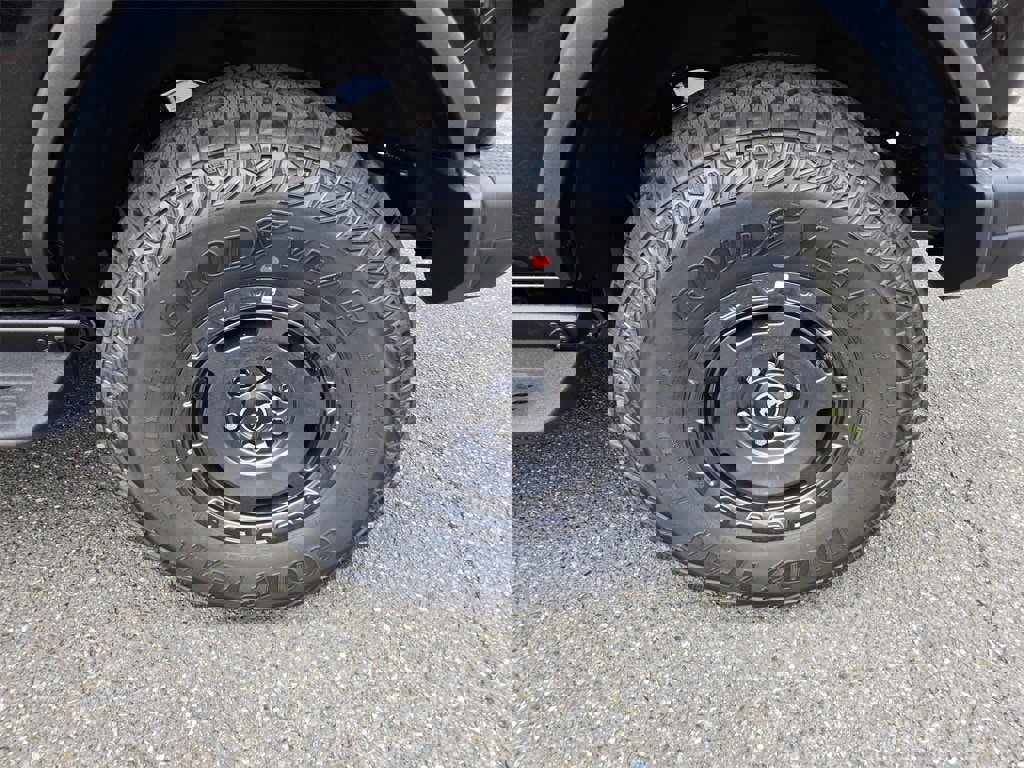 New 2025 Ford Bronco Badlands image 9