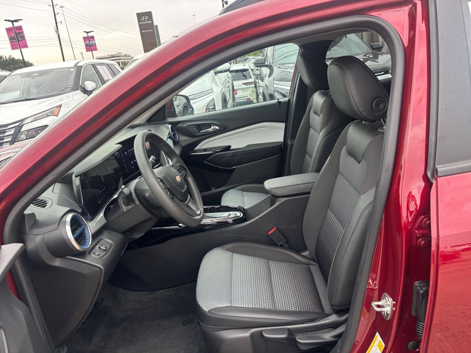 Used 2025 Chevrolet Trax LT FWD image 25
