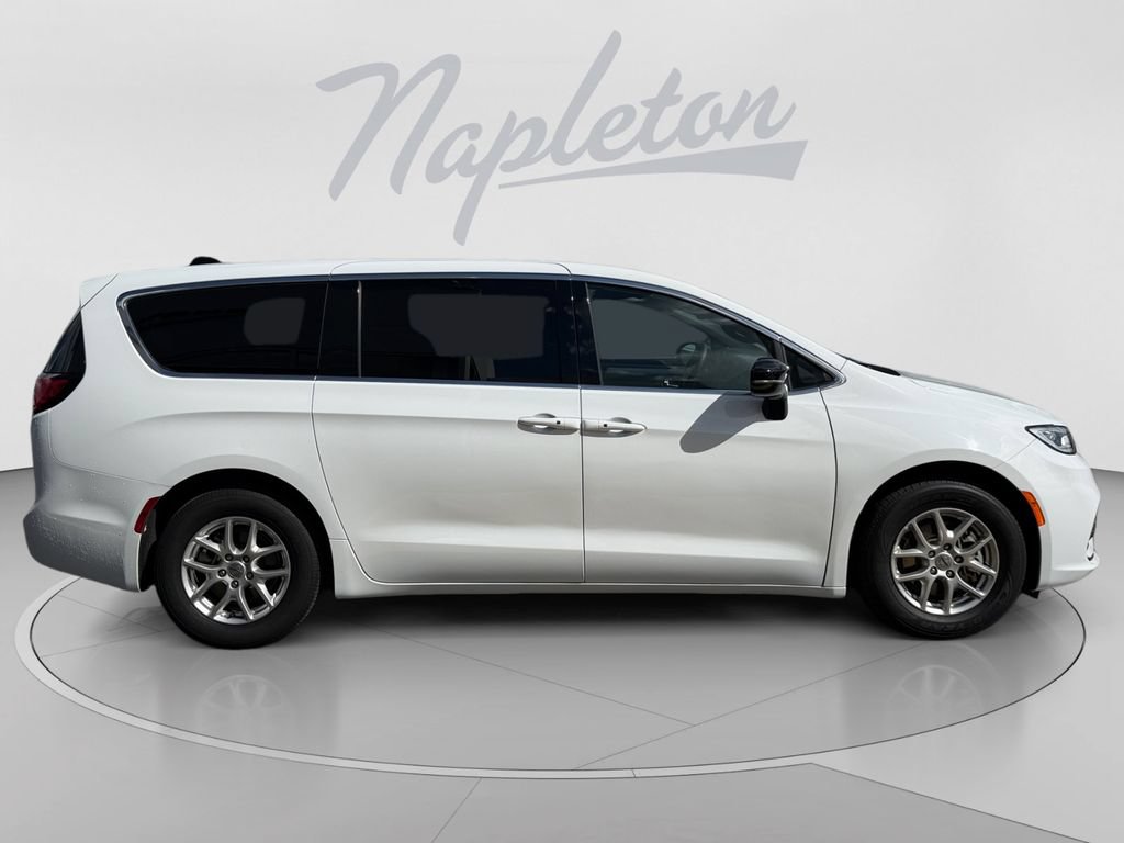 Used 2025 Chrysler Pacifica Select FWD image 7