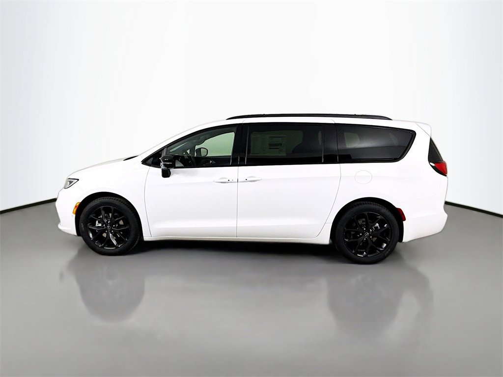 New 2026 Chrysler Pacifica Limited image 4
