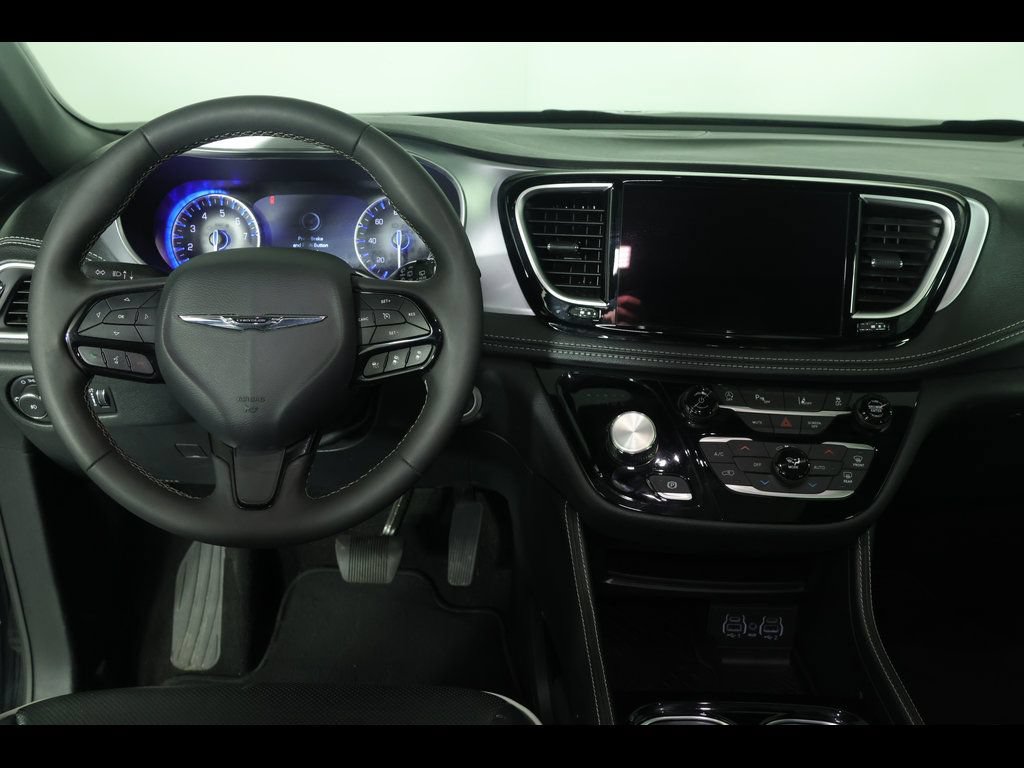 Used 2025 Chrysler Pacifica Limited FWD image 18