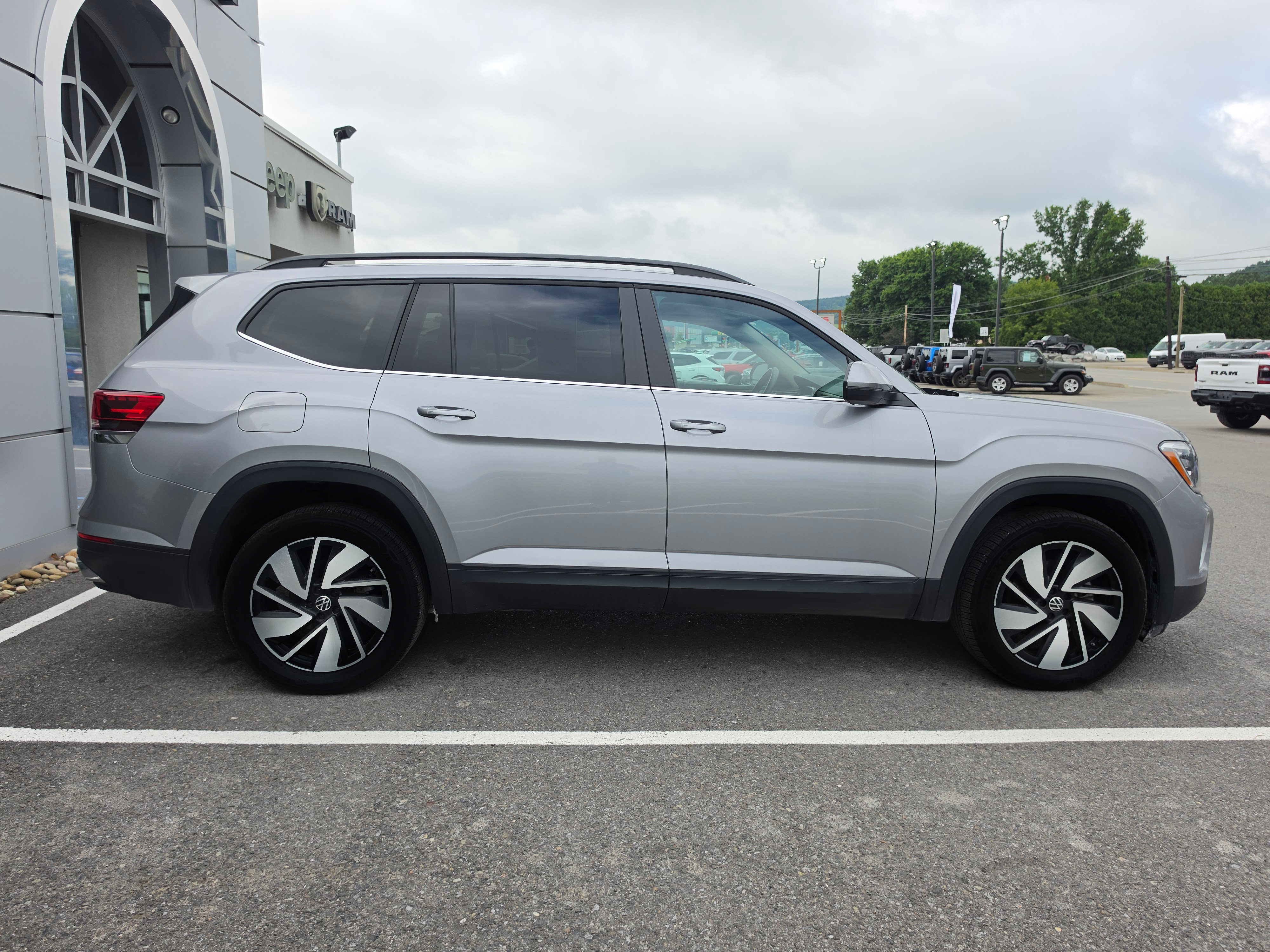 Used 2026 Volkswagen Atlas SE AWD/4WD image 2