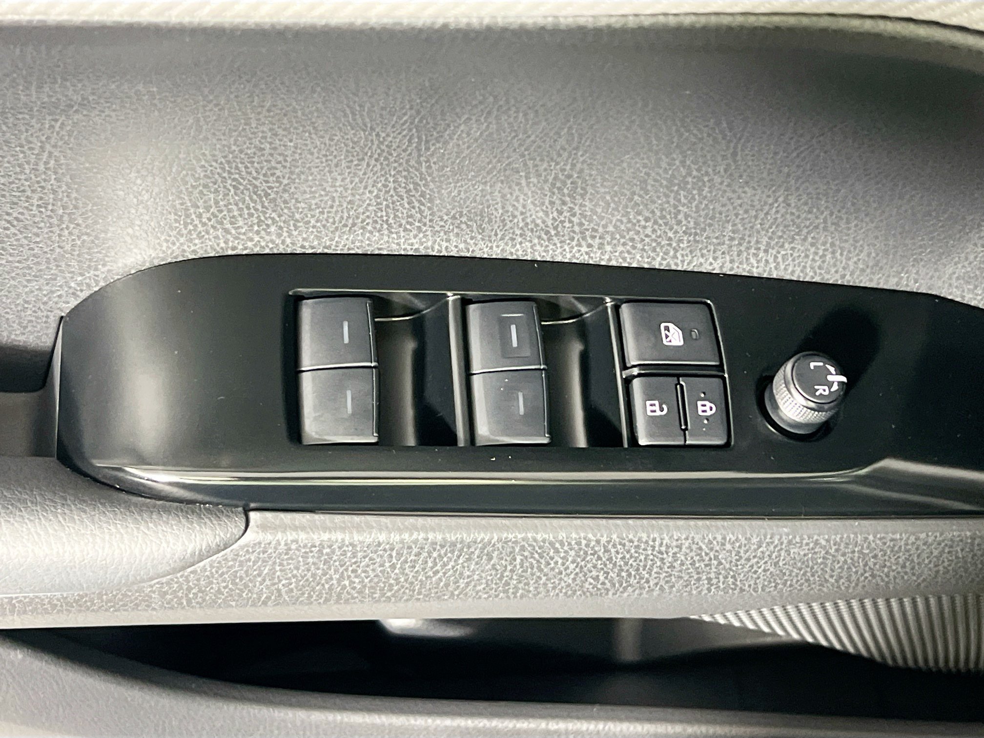 Used 2026 Toyota Camry SE w/ Convenience Package FWD image 16