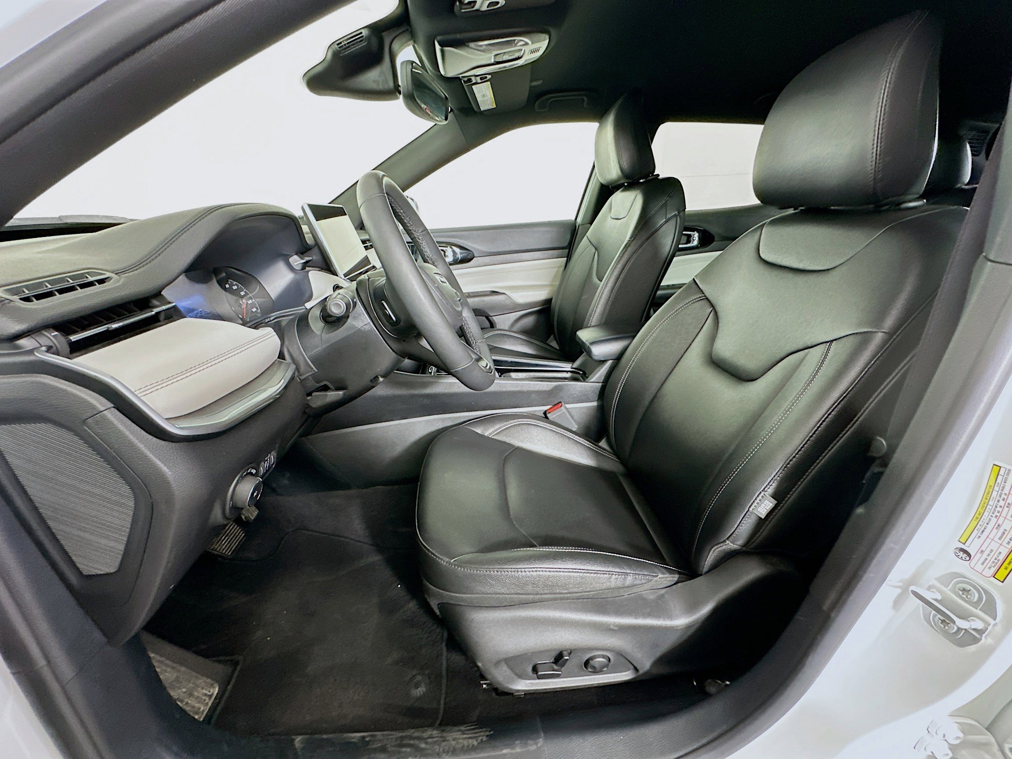 Used 2025 Jeep Compass Limited image 13