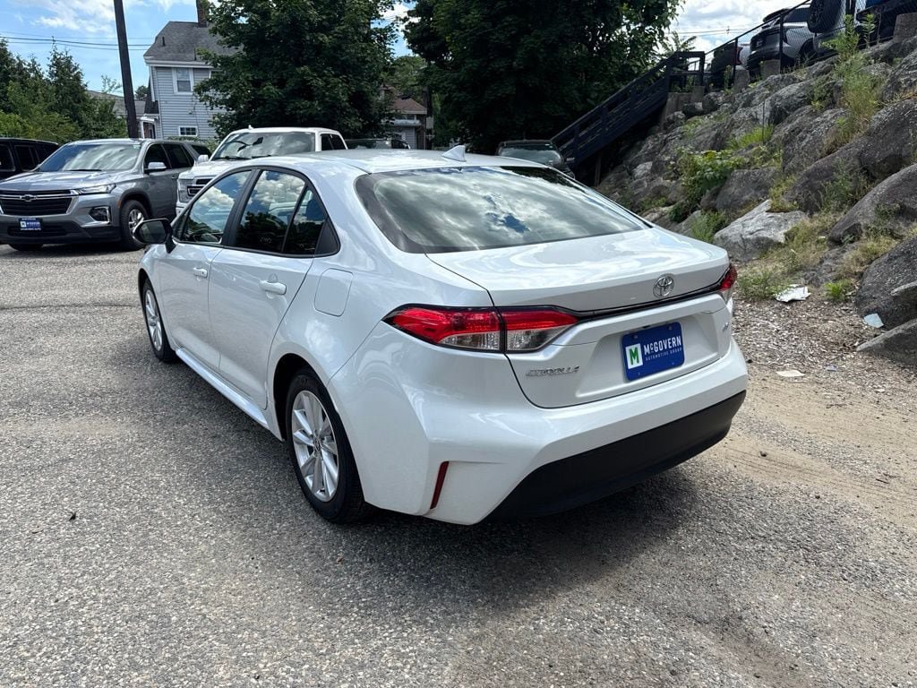 Used 2023 Toyota Corolla LE w/ LE Premium Package FWD image 4