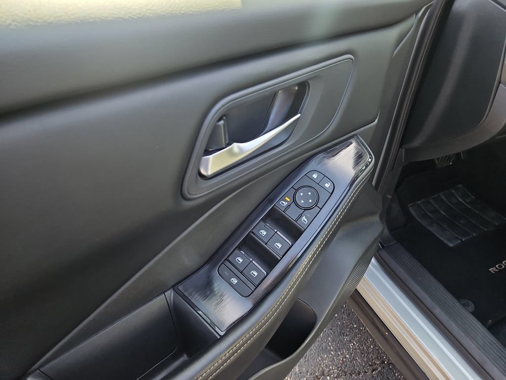 Used 2025 Nissan Rogue SV AWD/4WD image 23