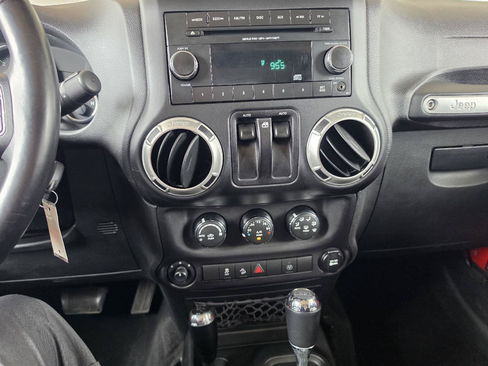 Used 2017 Jeep Wrangler Sahara w/ Connectivity Group AWD/4WD image 11