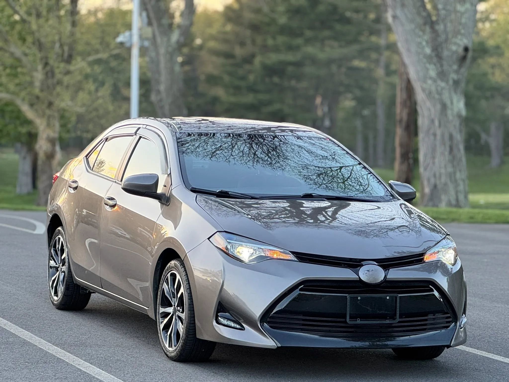 Used 2019 Toyota Corolla LE FWD image 2