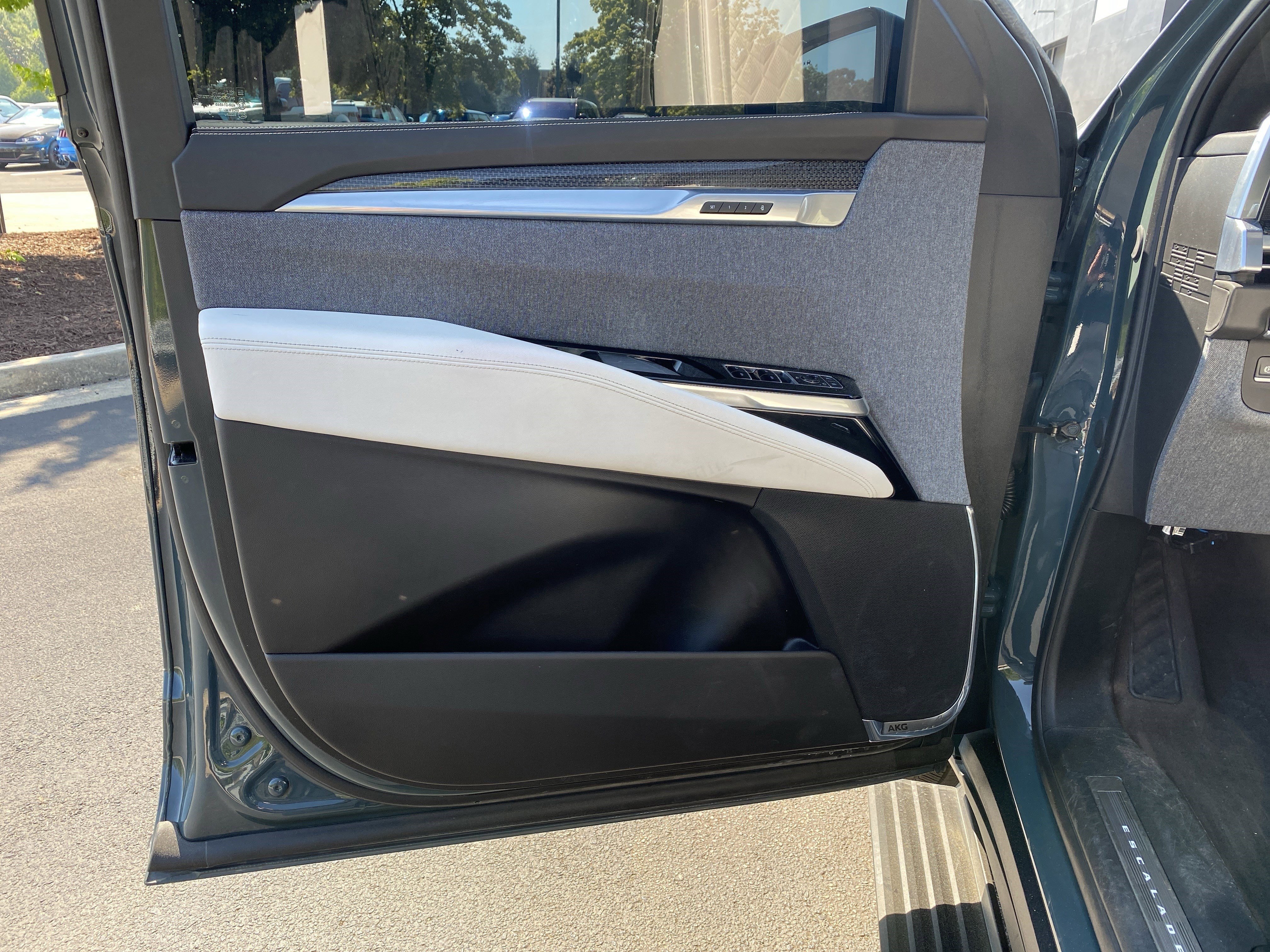 Used 2025 Cadillac Escalade ESV V AWD/4WD image 18
