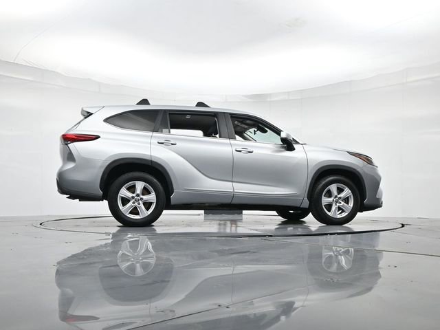 Used 2023 Toyota Highlander L image 32