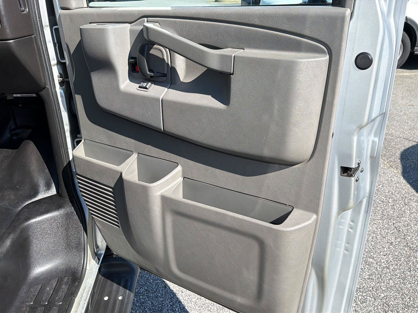 Used 2023 Chevrolet Express 3500 LS w/ Chrome Appearance Package RWD image 15