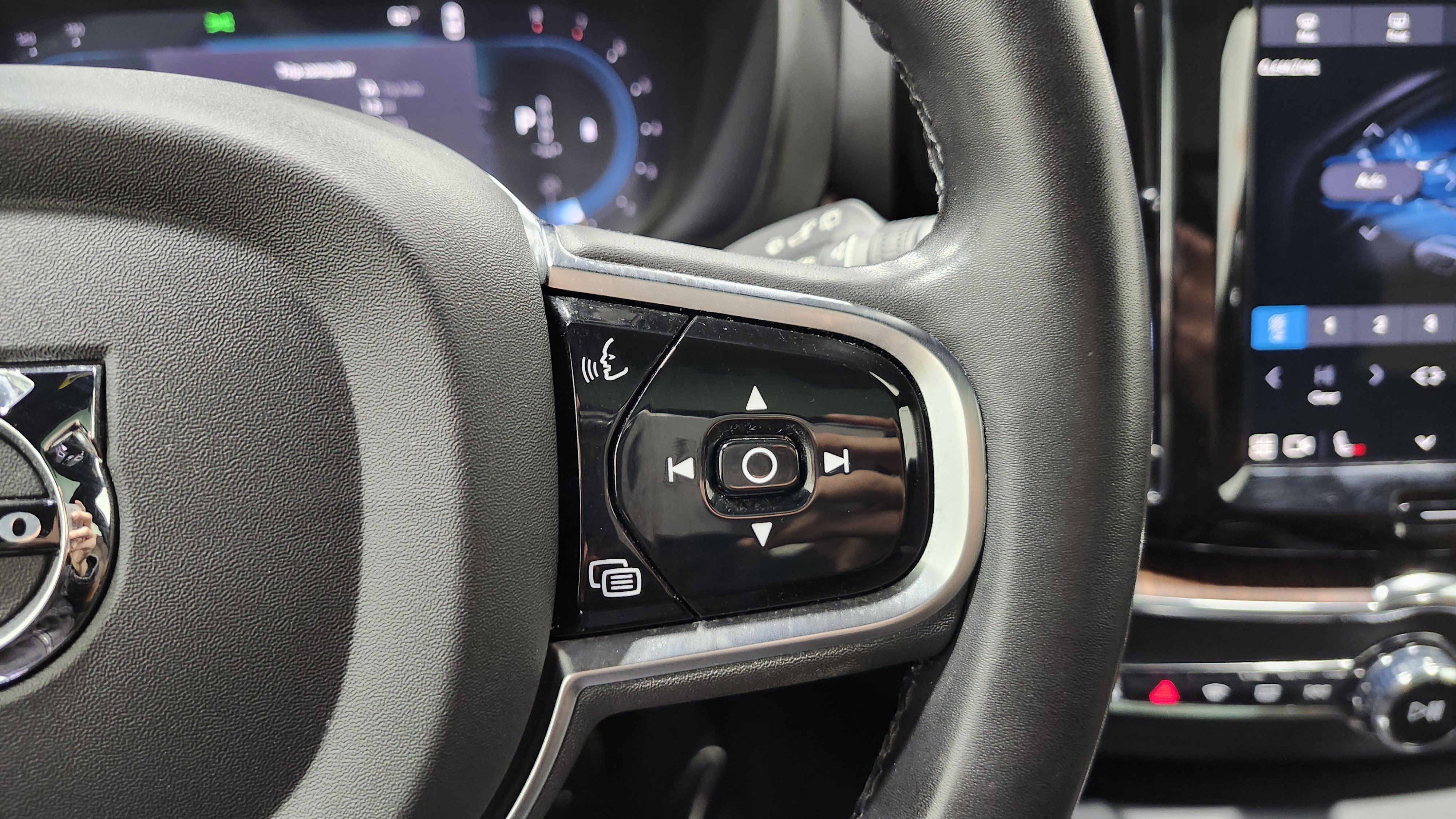 Used 2024 Volvo XC60 B5 Plus image 36