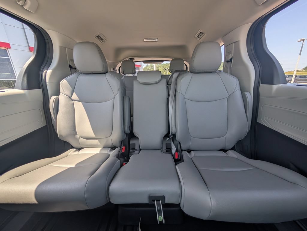 Used 2024 Toyota Sienna XLE FWD image 24