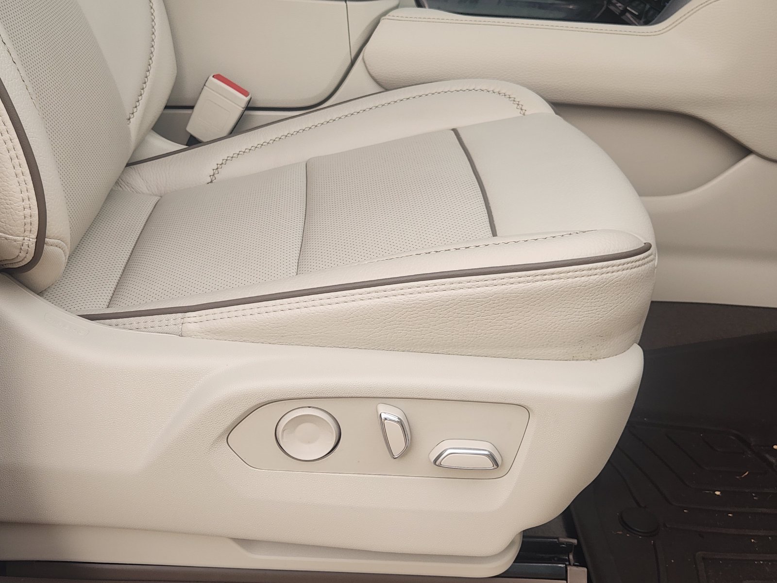 Used 2022 GMC Yukon Denali RWD image 28