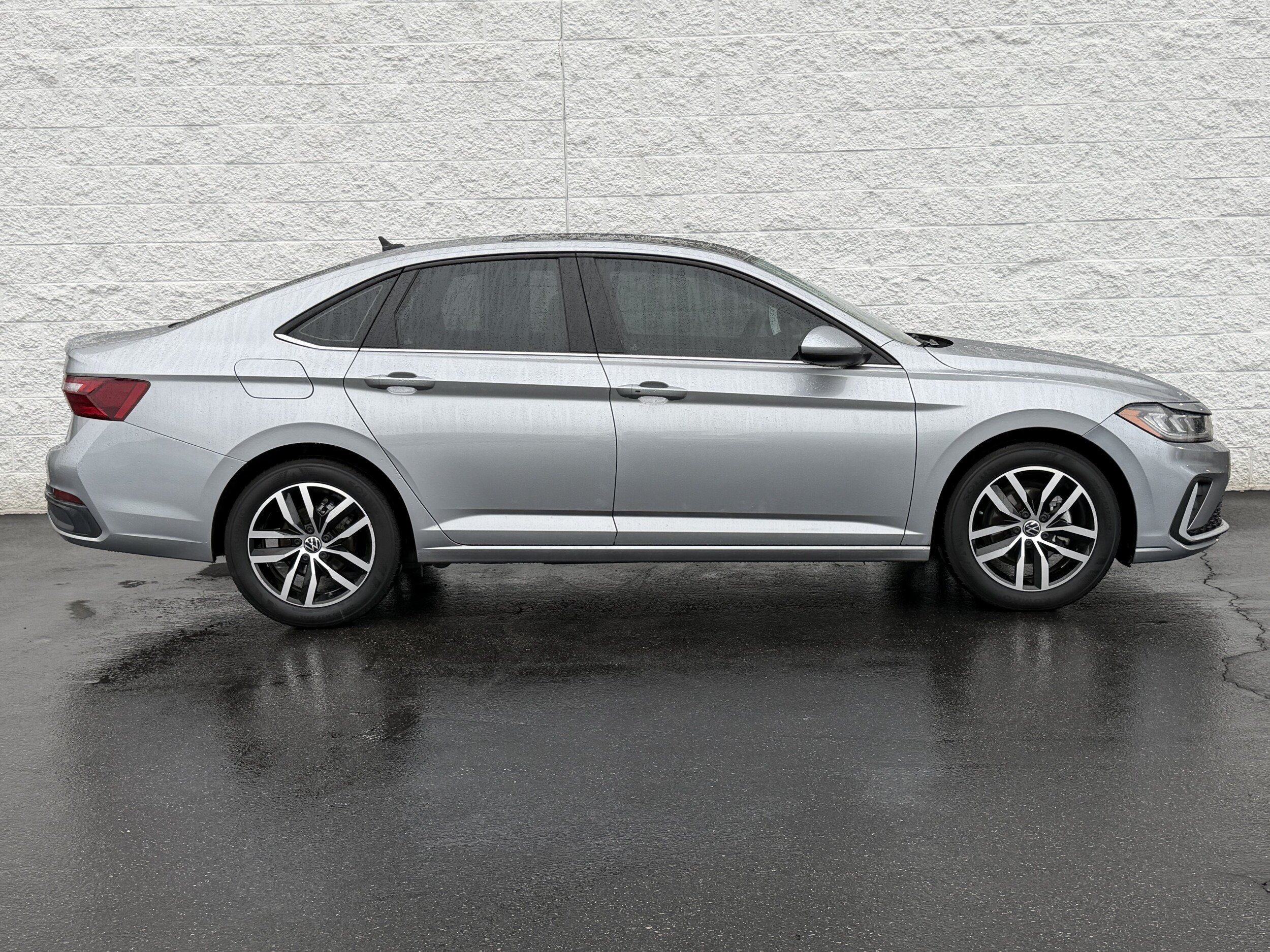 Used 2025 Volkswagen Jetta SE FWD image 4
