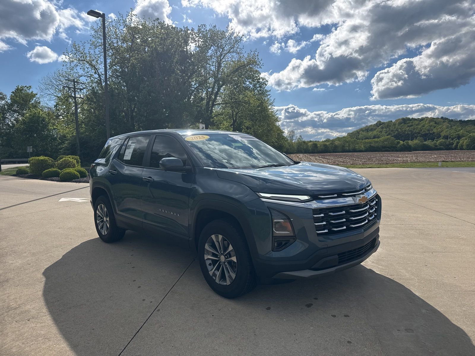 Used 2025 Chevrolet Equinox LT w/ Safety and Technology Package FWD image 3