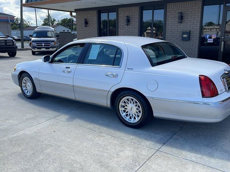 Used 1999 Lincoln Town Car Signature RWD image 16