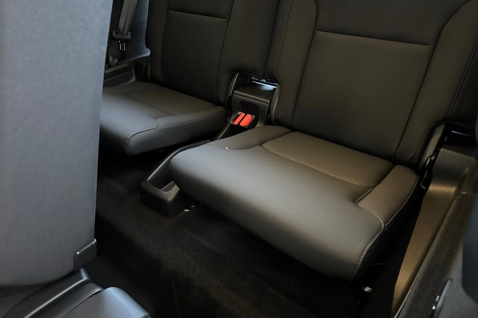 Certified 2025 Volvo XC90 B6 Core w/ Climate Package image 17