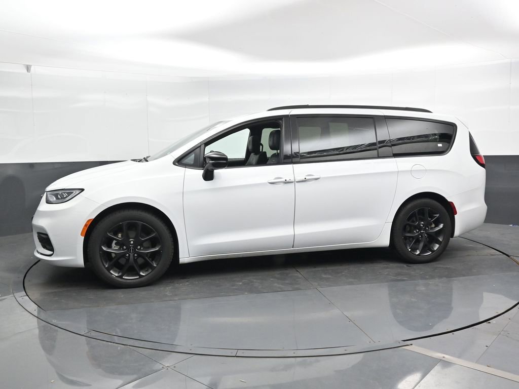 Used 2025 Chrysler Pacifica Limited image 8