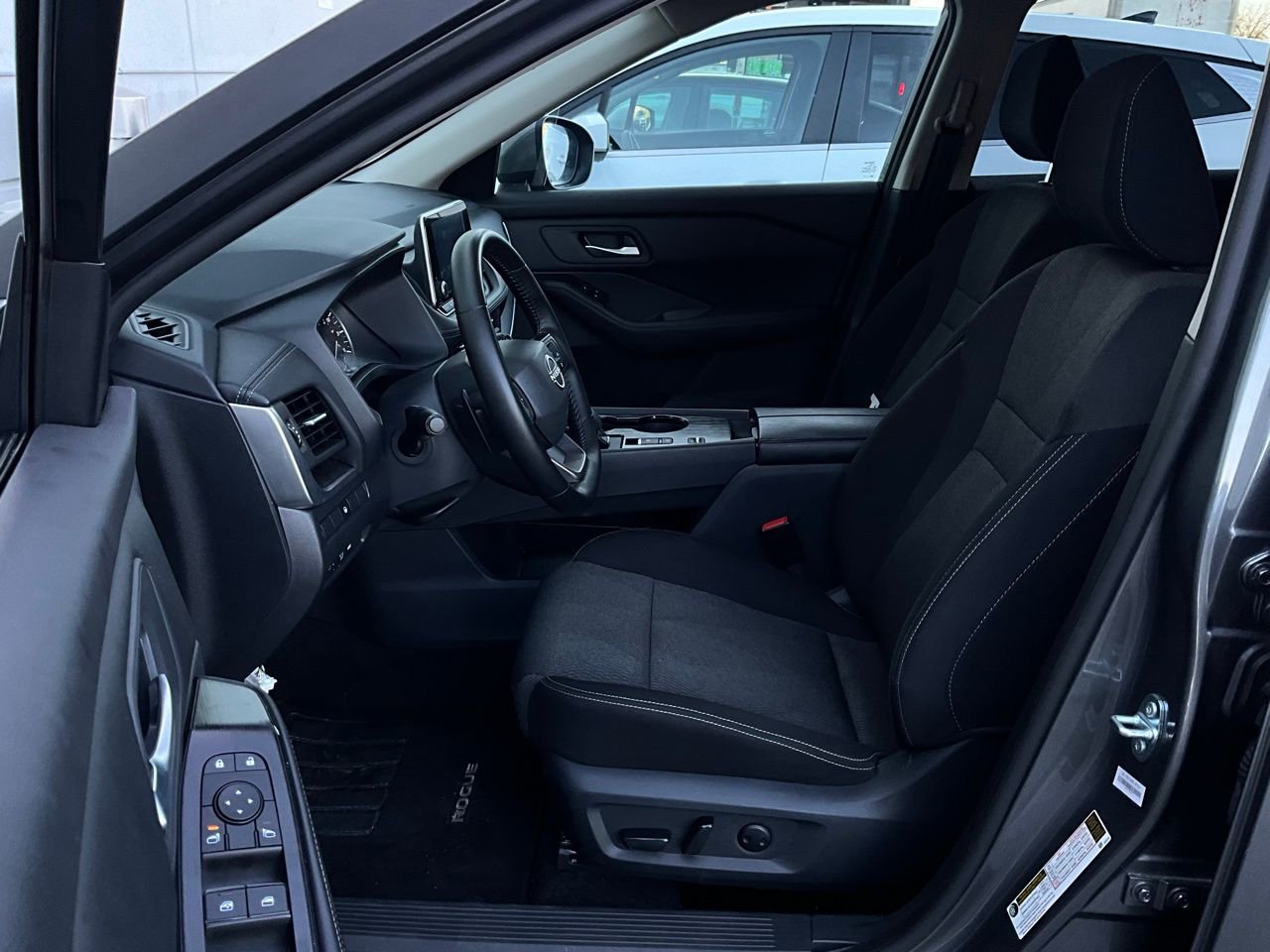Used 2025 Nissan Rogue SV image 10