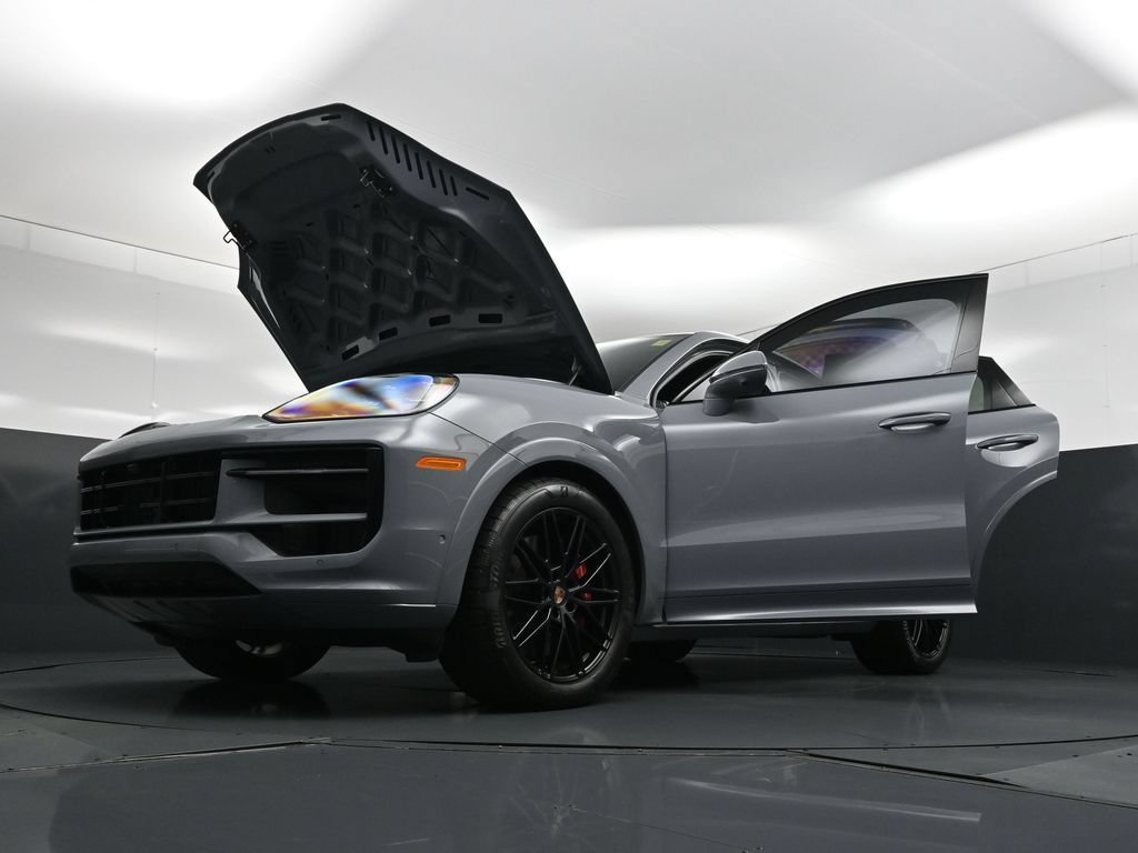 Certified 2025 Porsche Cayenne GTS AWD/4WD image 37