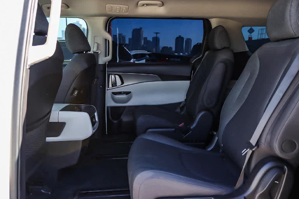 Used 2023 Kia Carnival LX FWD image 17