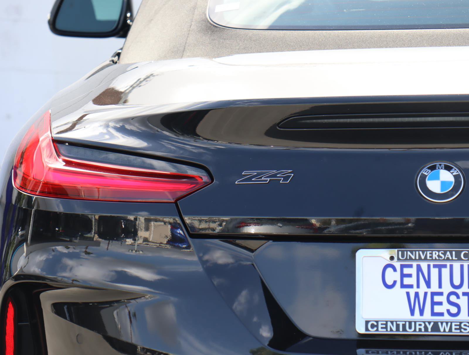 Used 2025 BMW Z4 M40i w/ Premium Package image 25