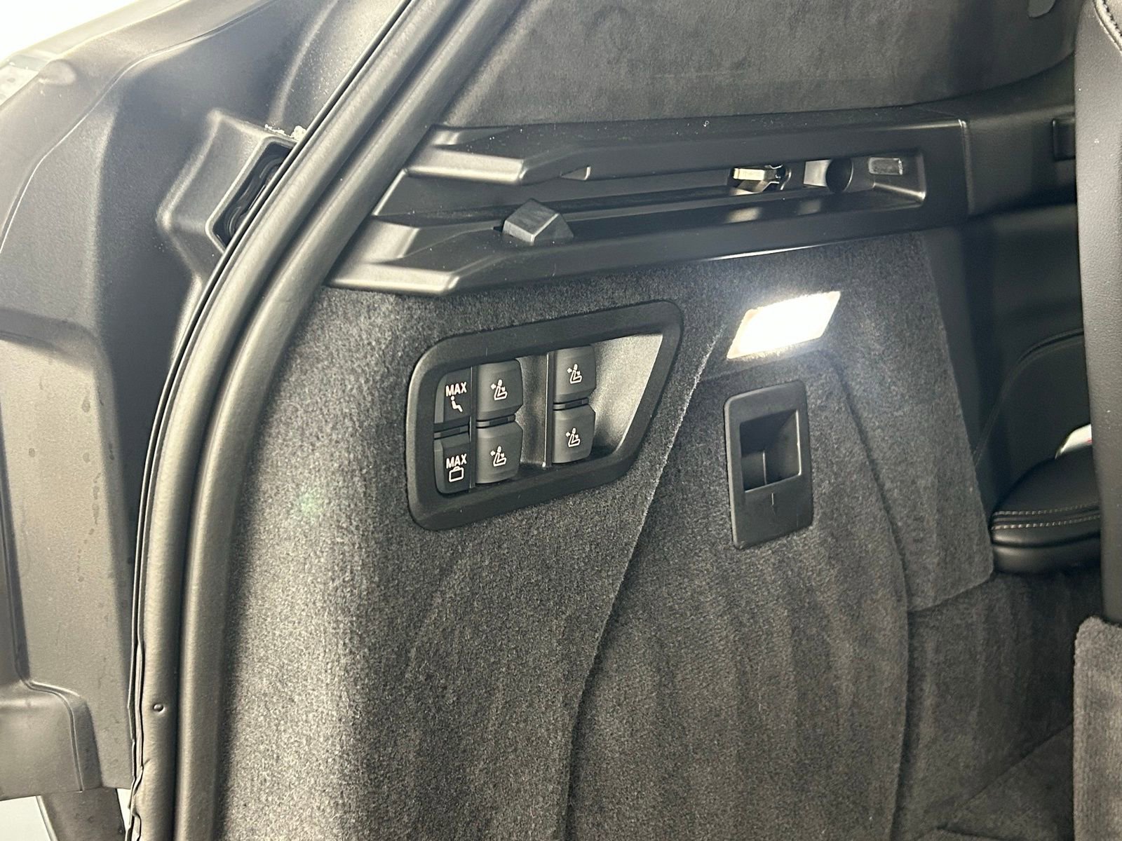 Used 2025 BMW X7 M60i w/ Executive Package image 41