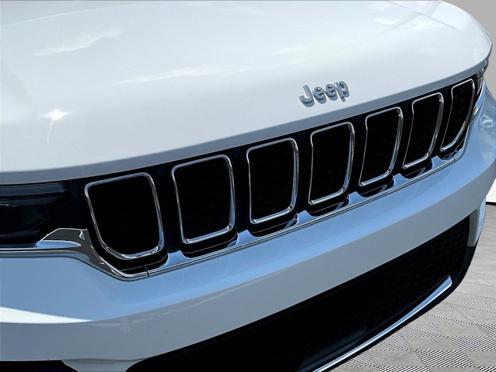 Used 2024 Jeep Grand Cherokee Laredo AWD/4WD image 33