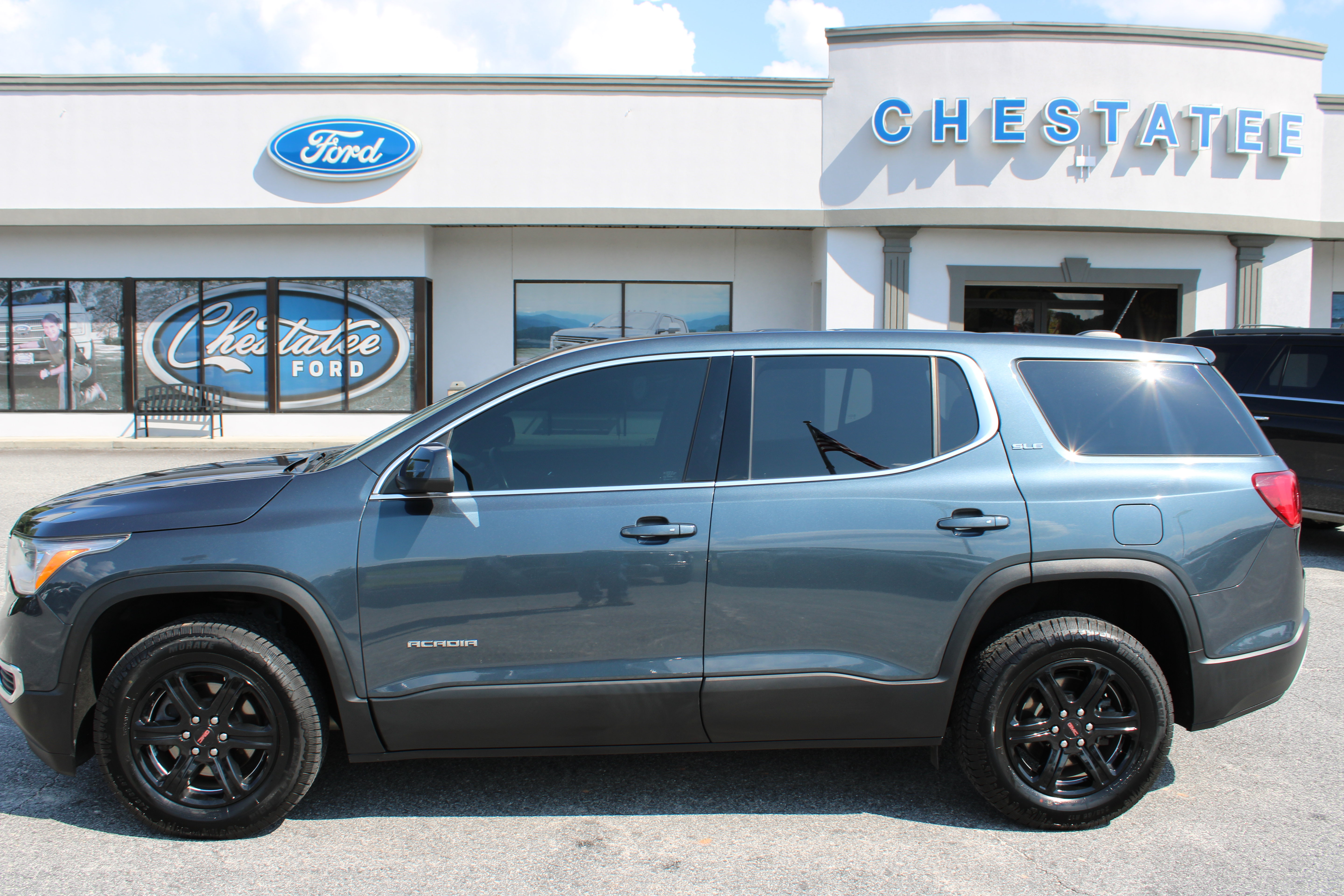 Used 2019 GMC Acadia SLE FWD image 1