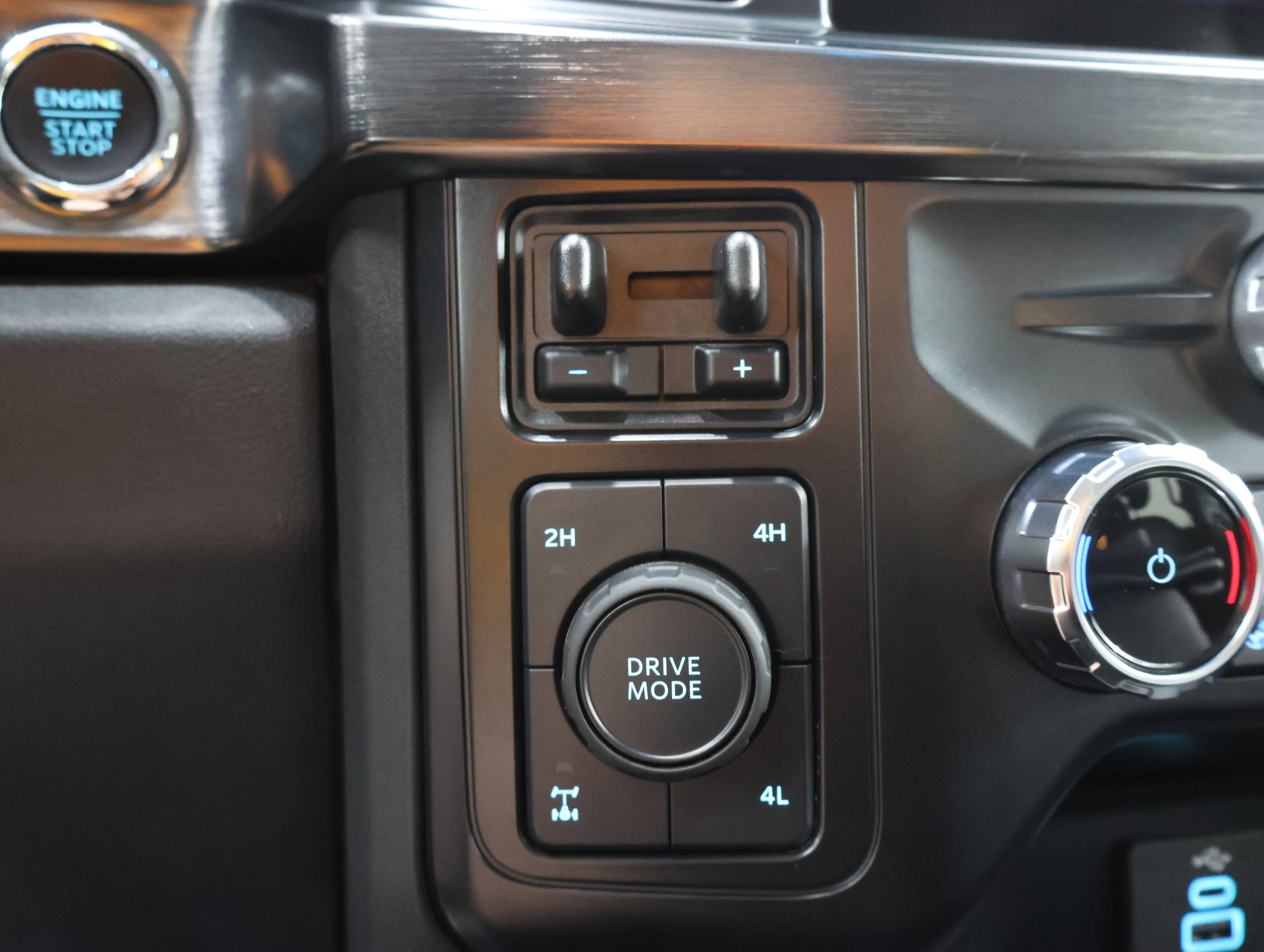 Used 2024 Ford F350 Lariat w/ Sport Appearance Package AWD/4WD image 59