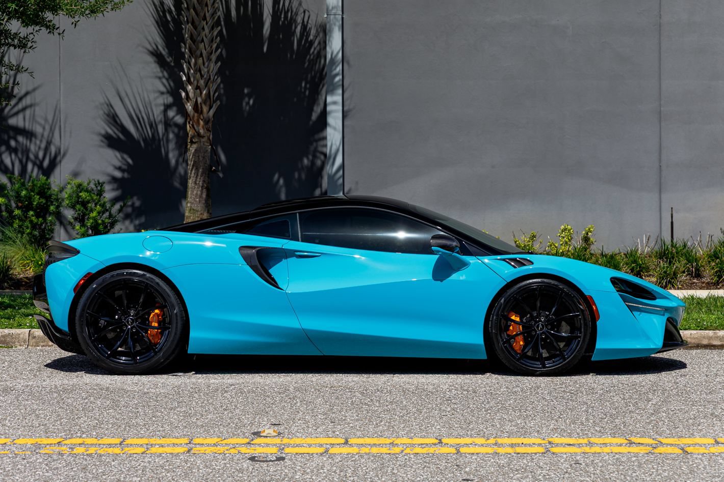 Used 2023 McLaren Artura RWD image 6