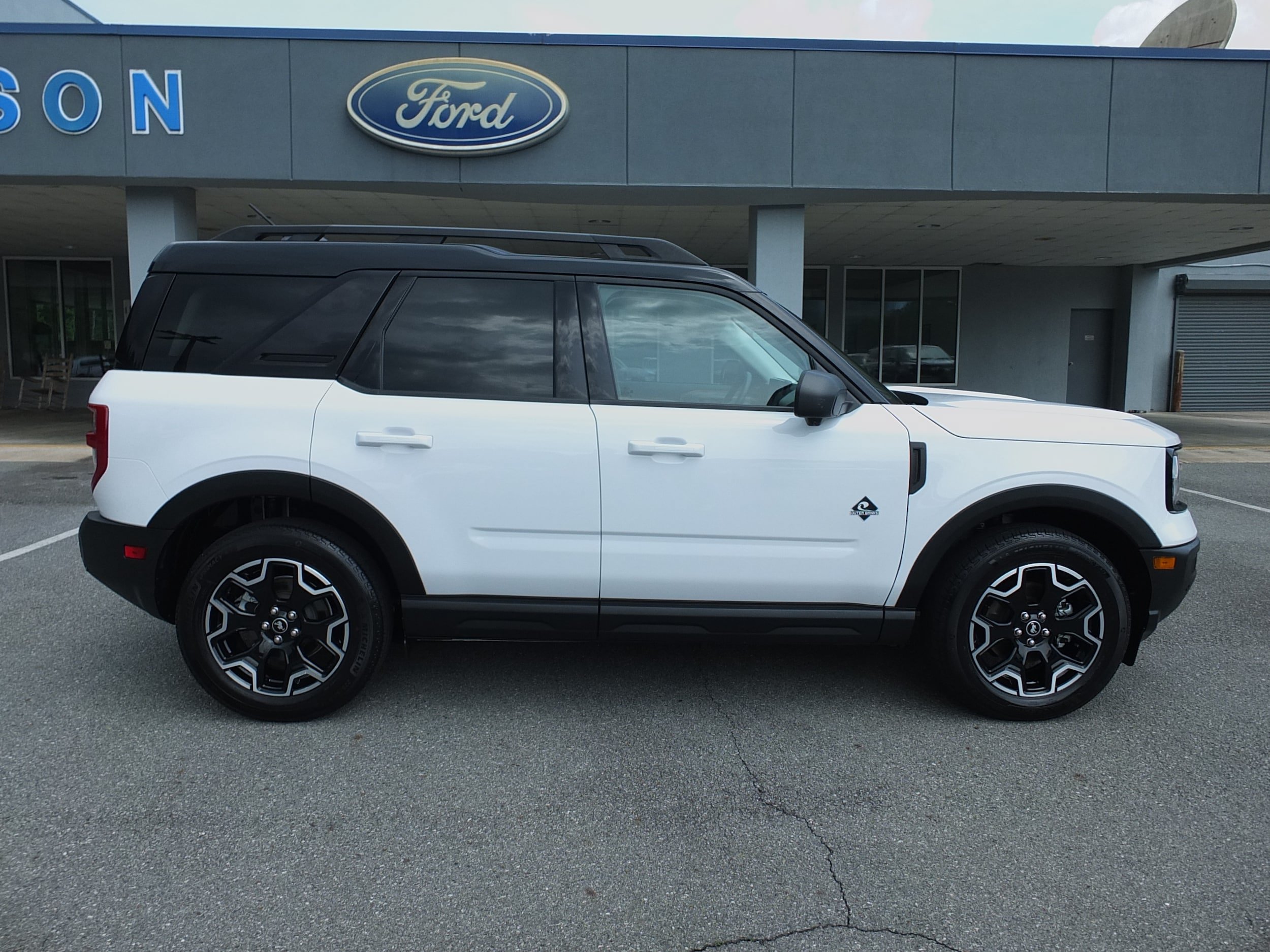 Used 2025 Ford Bronco Sport Outer Banks w/ Outer Banks Tech Package+ AWD/4WD image 2