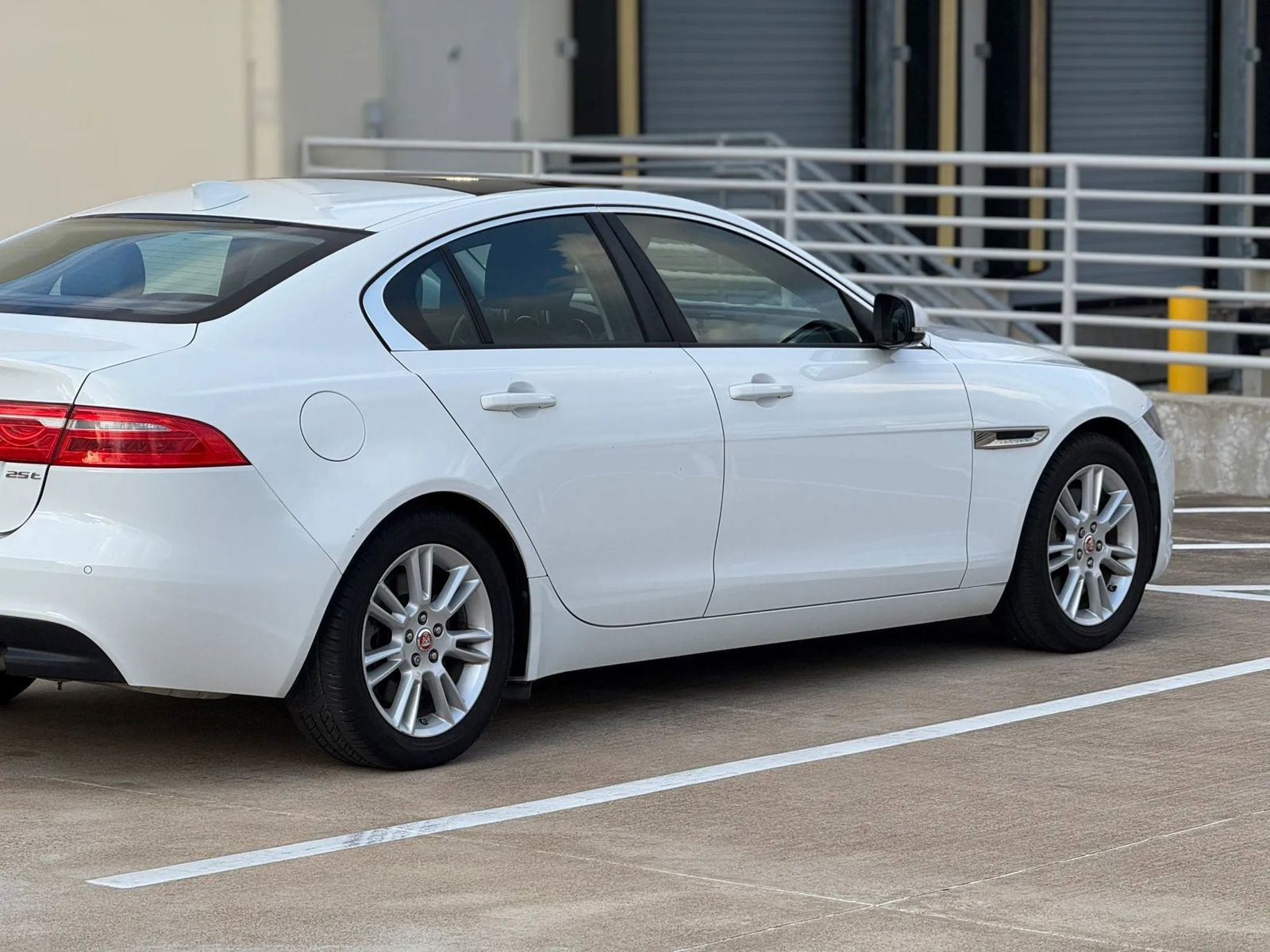 Used 2017 Jaguar XE Premium image 9