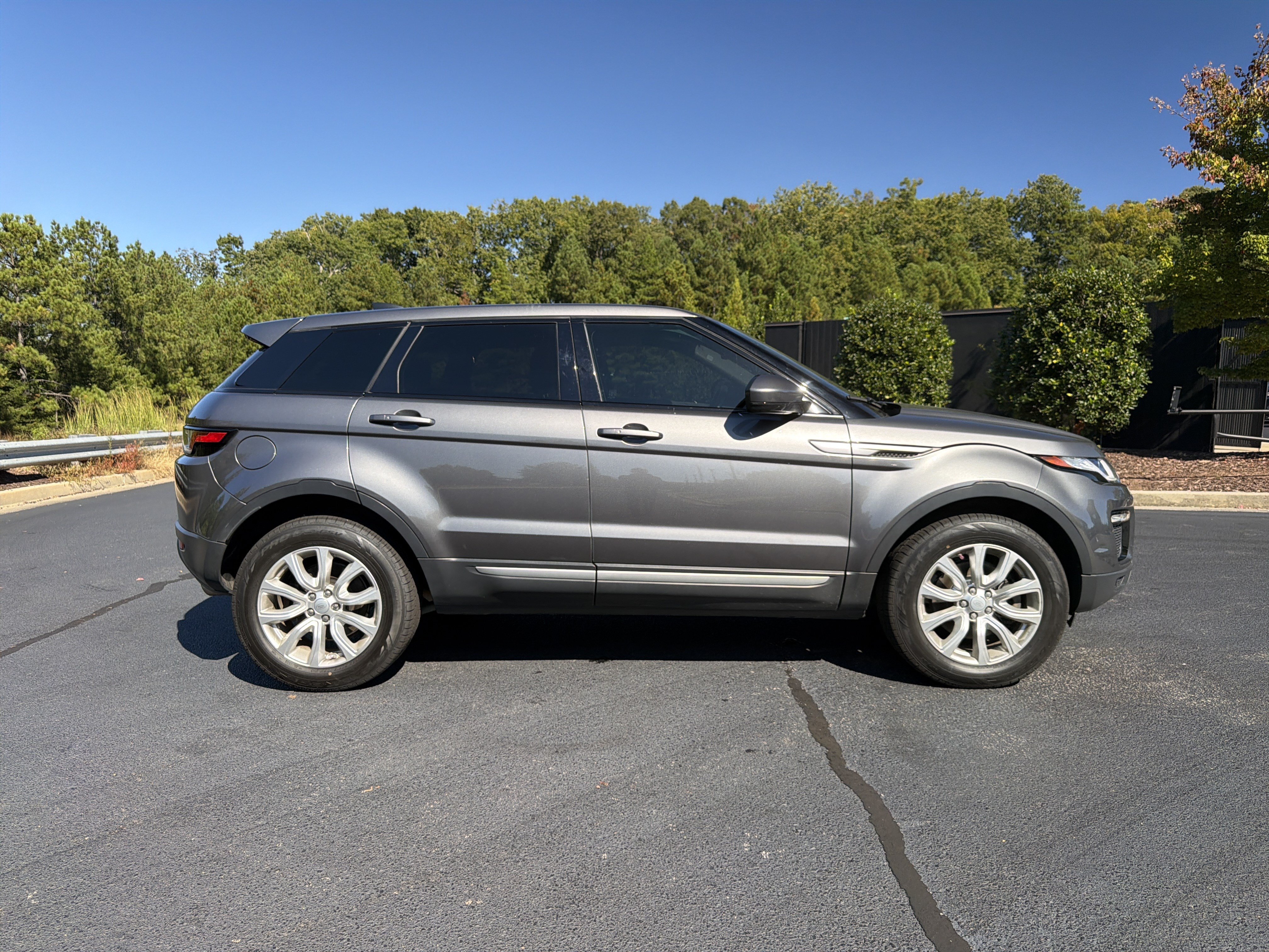 Used 2019 Land Rover Range Rover Evoque SE AWD/4WD image 5