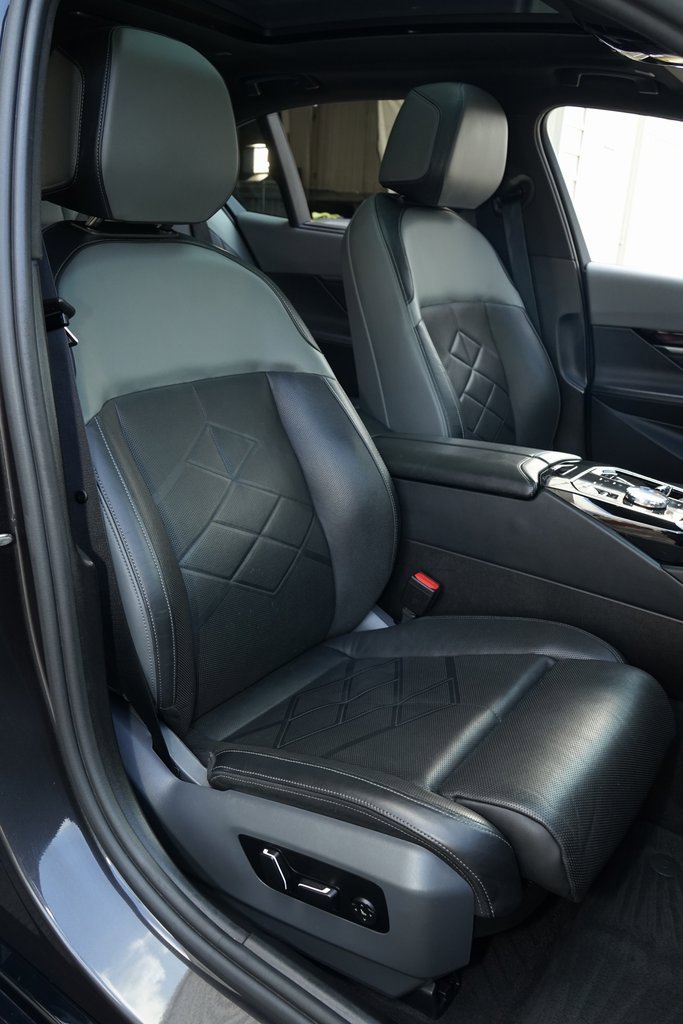 Used 2024 BMW i5 M60 w/ Executive Package image 10