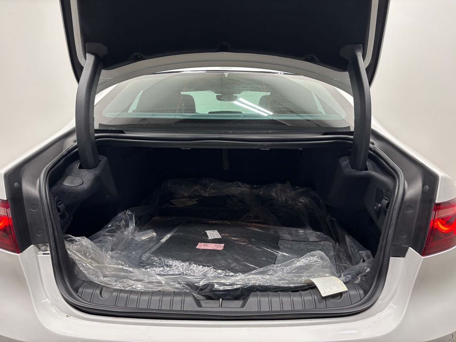 Used 2024 Jaguar XF R-Dynamic SE AWD/4WD image 40