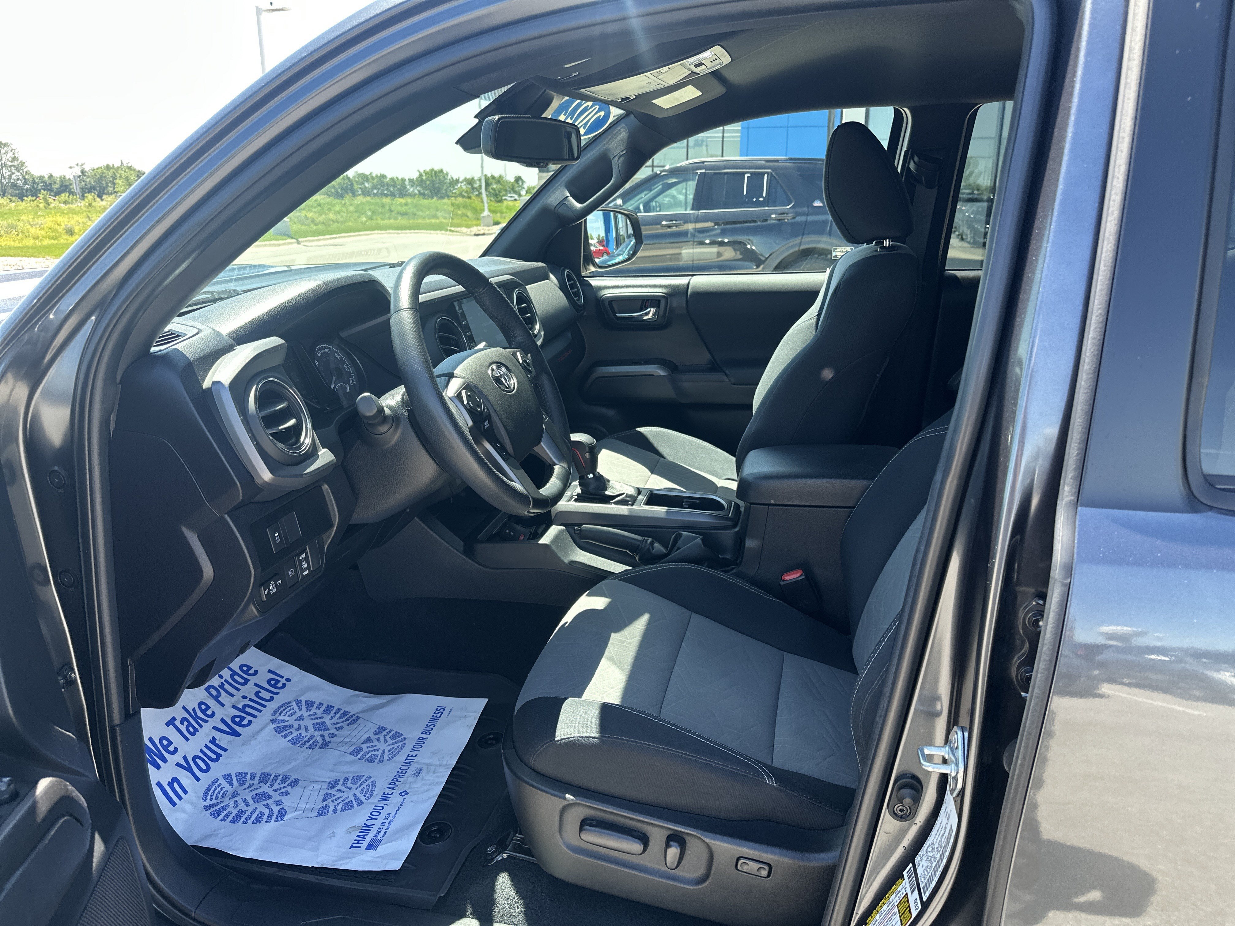 Used 2022 Toyota Tacoma TRD Sport w/ Black Out Package (TMS) AWD/4WD image 12