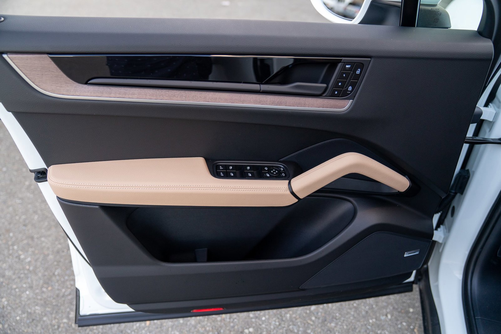 Certified 2025 Porsche Cayenne Coupe AWD/4WD image 10
