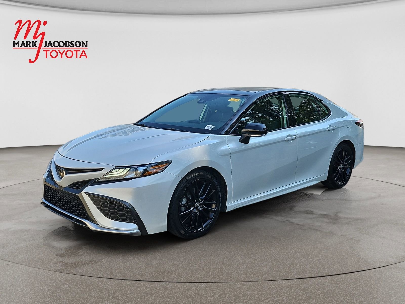 Used 2021 Toyota Camry XSE FWD image 1