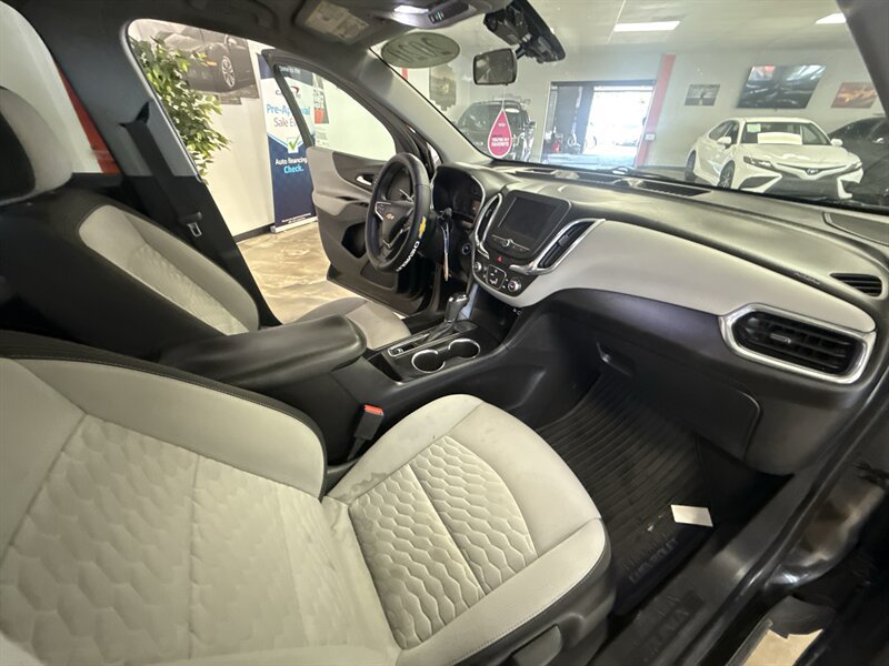 Used 2020 Chevrolet Equinox LS w/ LS Convenience Package FWD image 17