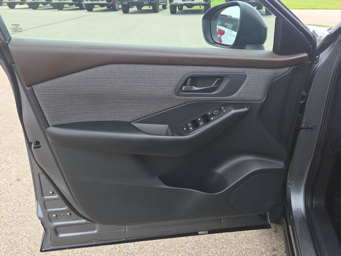 Used 2023 Nissan Rogue S AWD/4WD image 16
