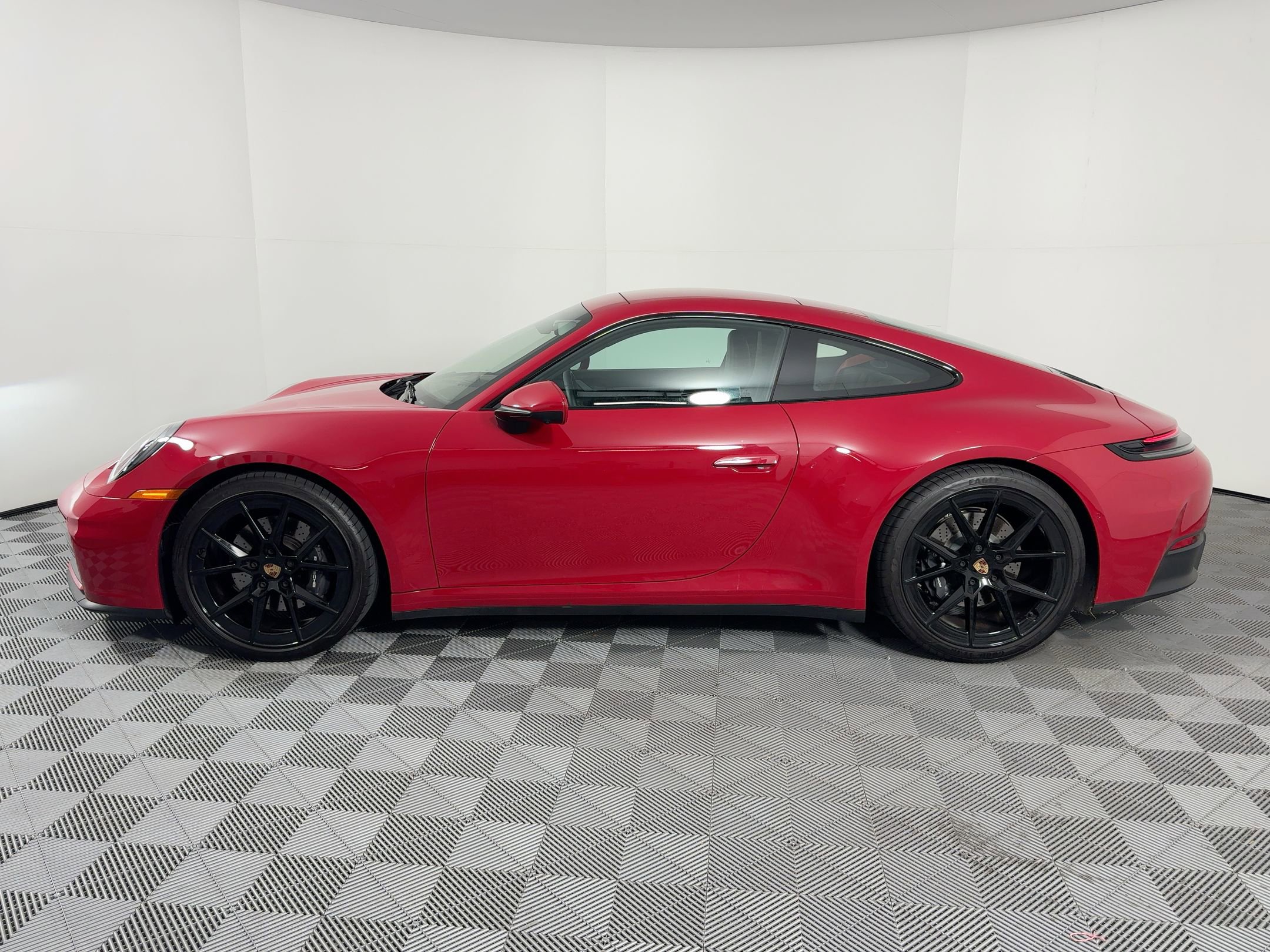 Used 2025 Porsche 911 Carrera RWD image 2