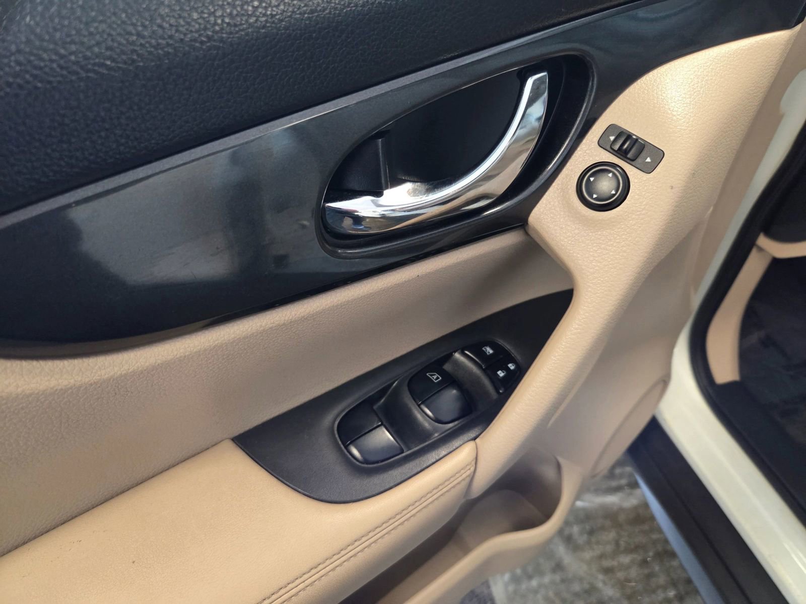 Used 2017 Nissan Rogue SV w/ SV Premium Package image 38