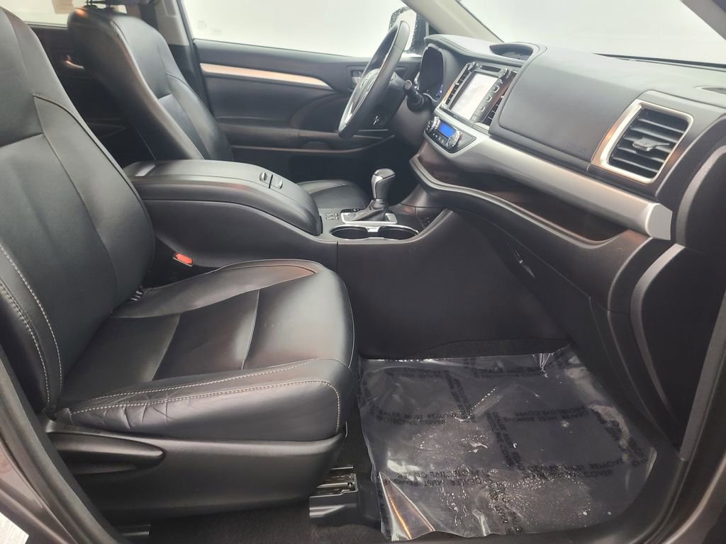 Used 2015 Toyota Highlander XLE FWD image 15