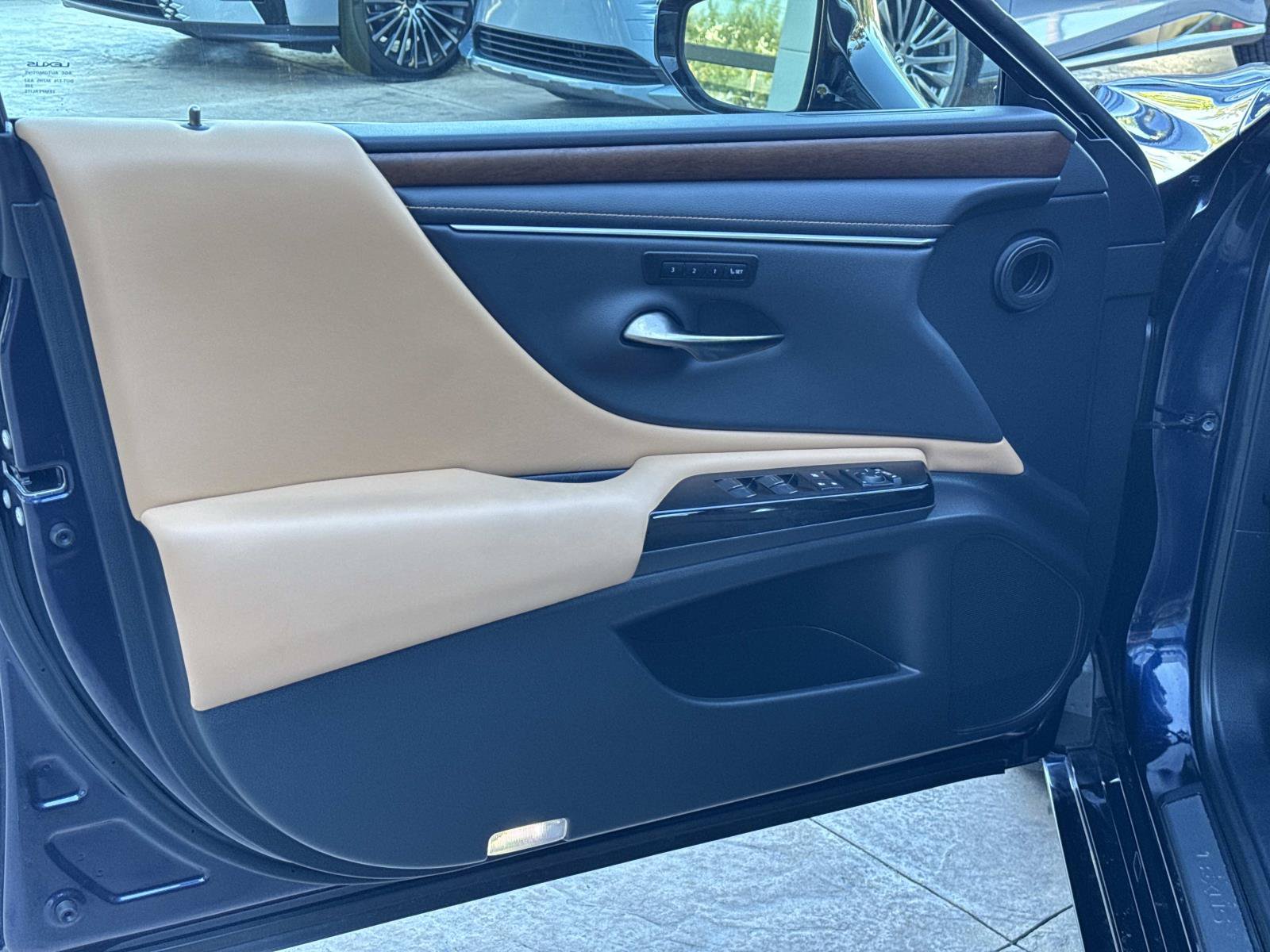 Used 2025 Lexus ES 350 w/ Premium Package FWD image 11