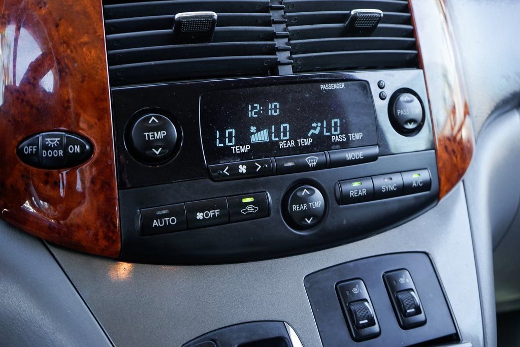 Used 2007 Toyota Sienna XLE image 31
