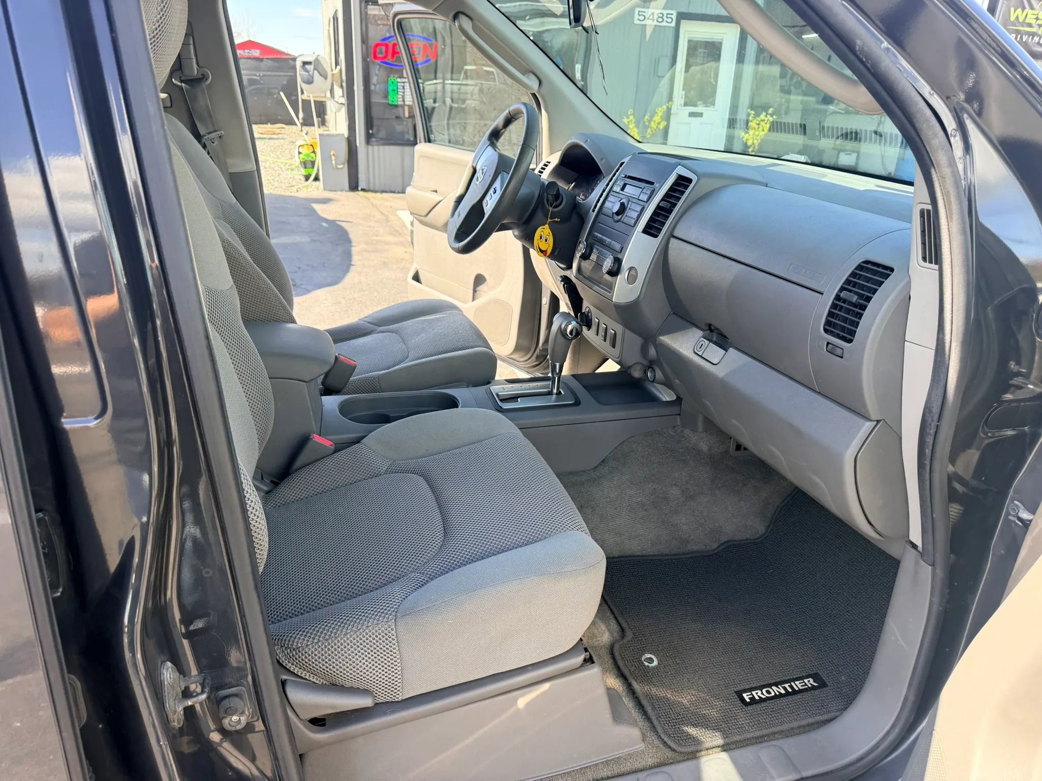 Used 2010 Nissan Frontier SE image 17