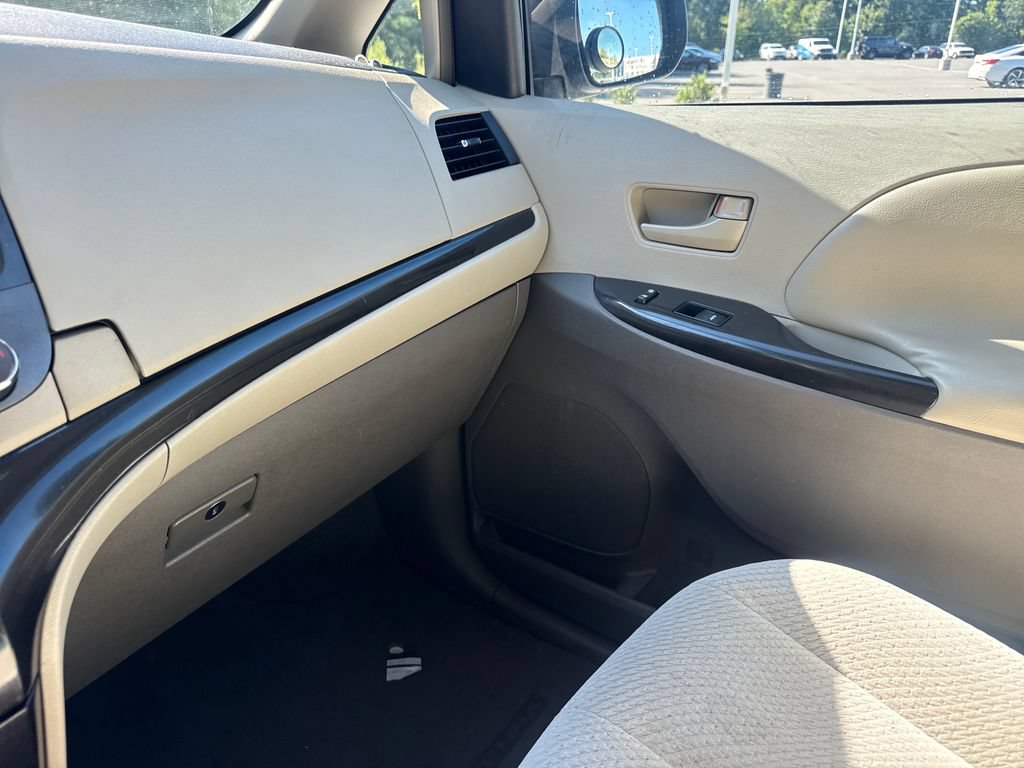 Used 2011 Toyota Sienna LE FWD image 17