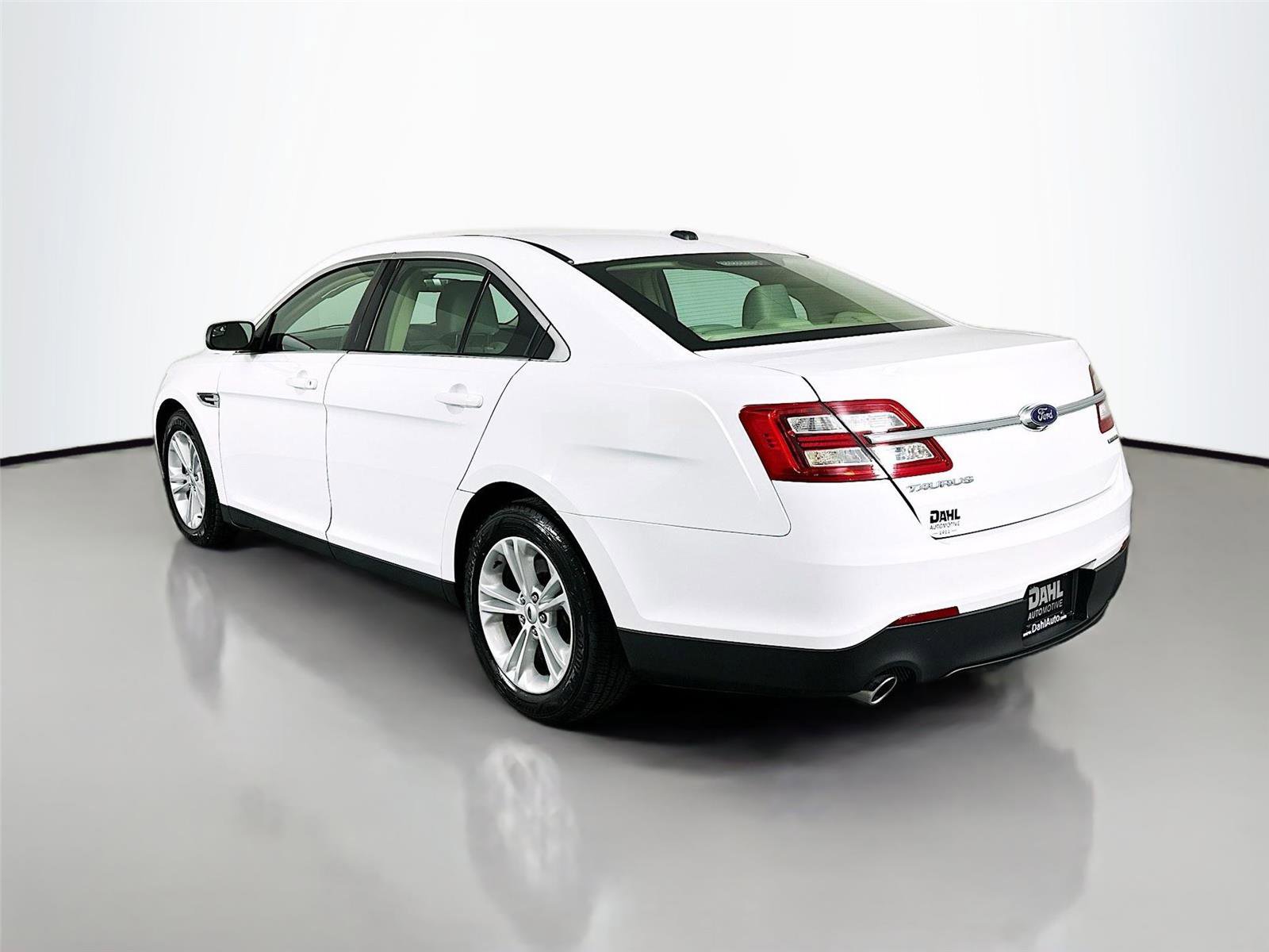 Used 2018 Ford Taurus SE FWD image 10